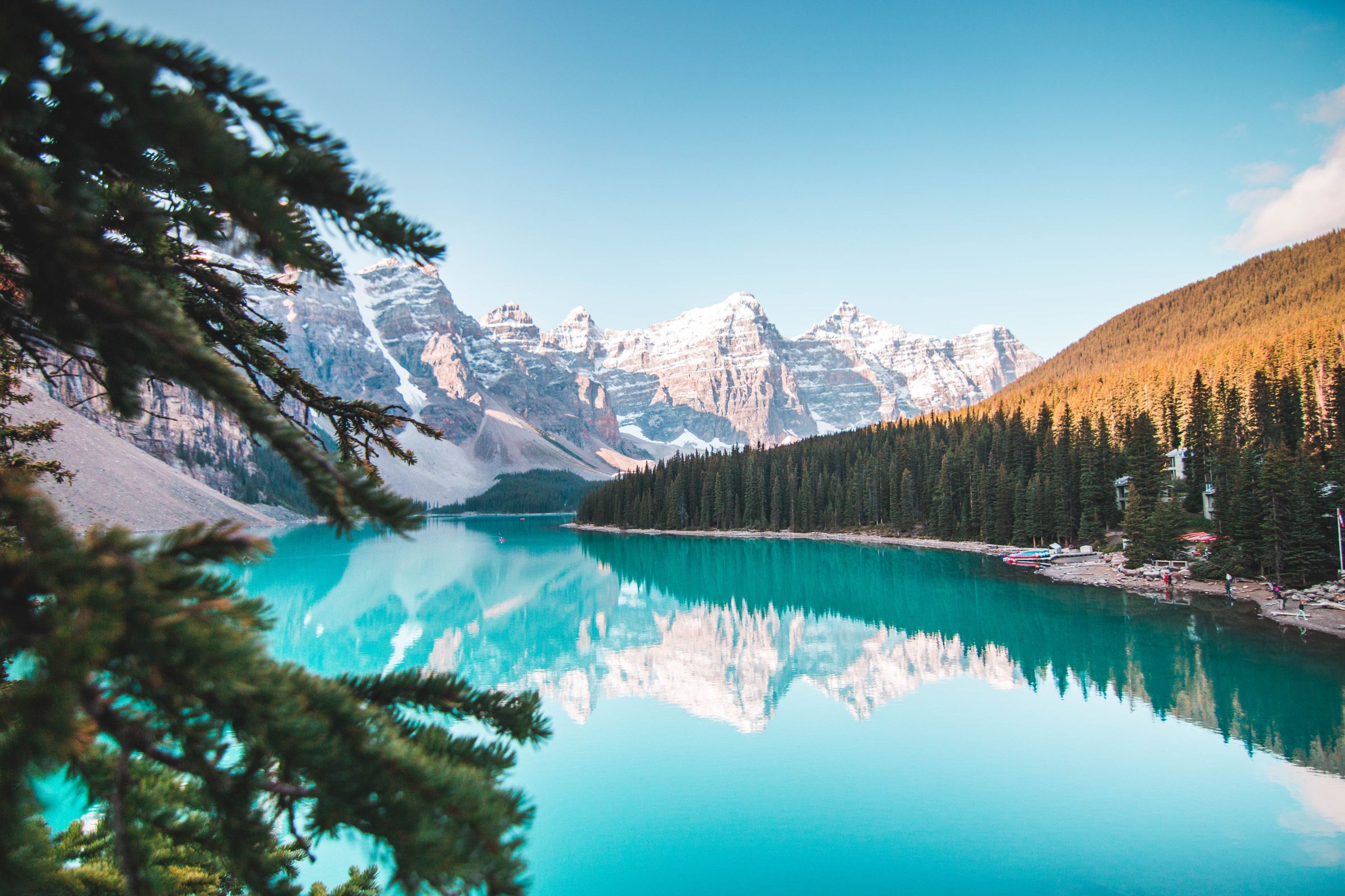 Hồ Moraine xanh ngọc và dãy núi Canada