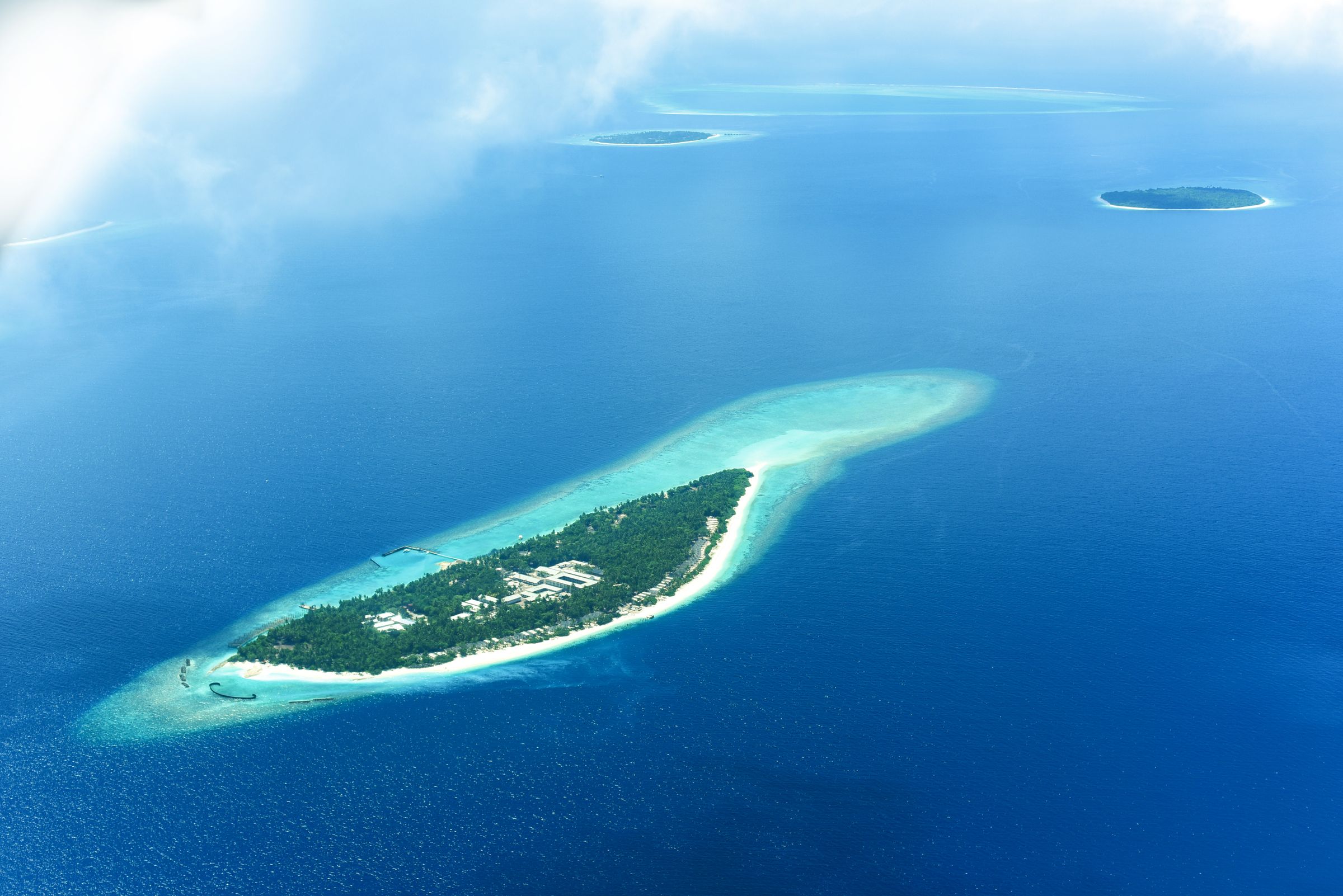 Đảo Maldives giữa biển xanh trong