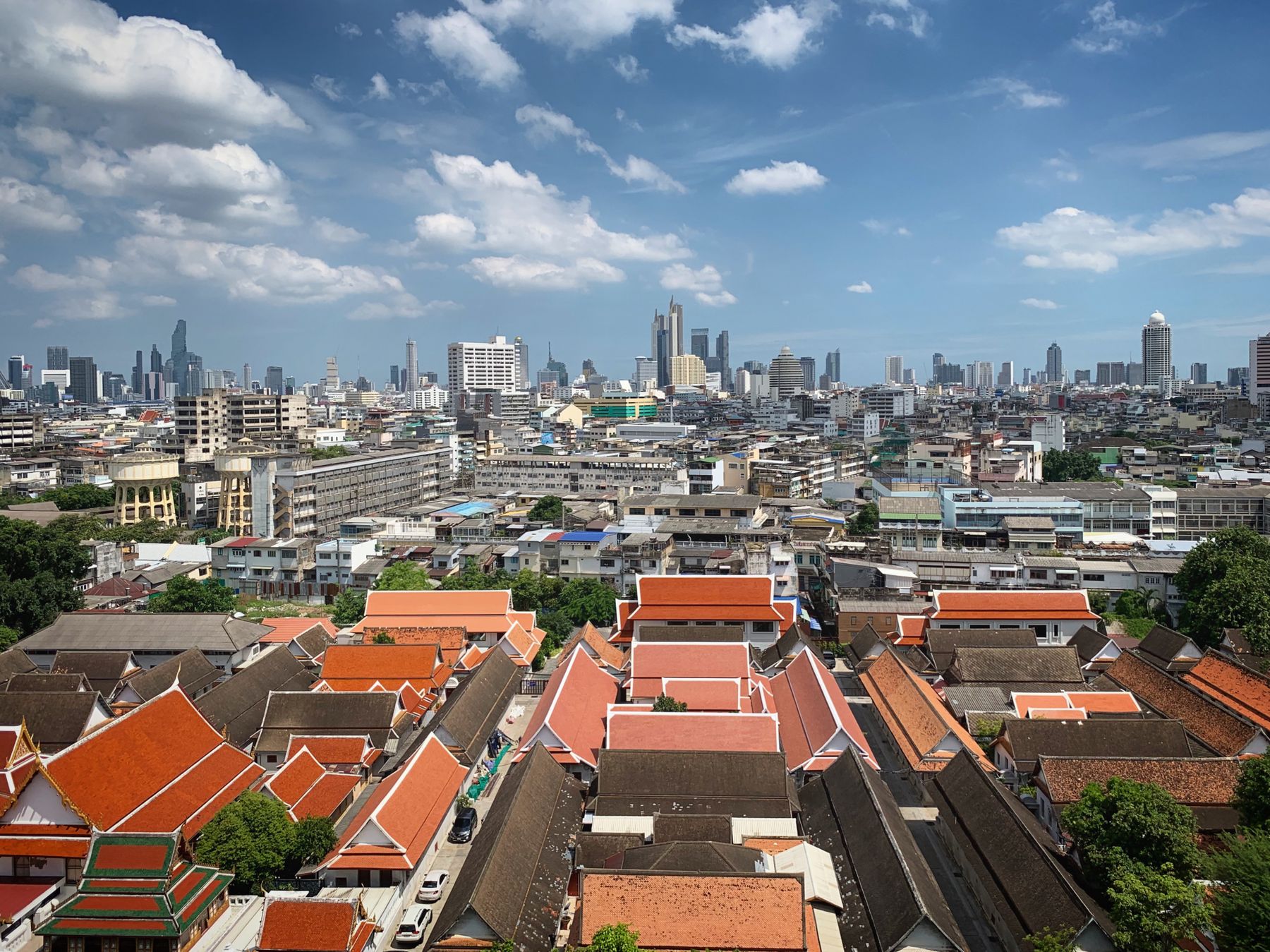 Góc nhìn rộng qua những mái chùa và thành phố Bangkok.