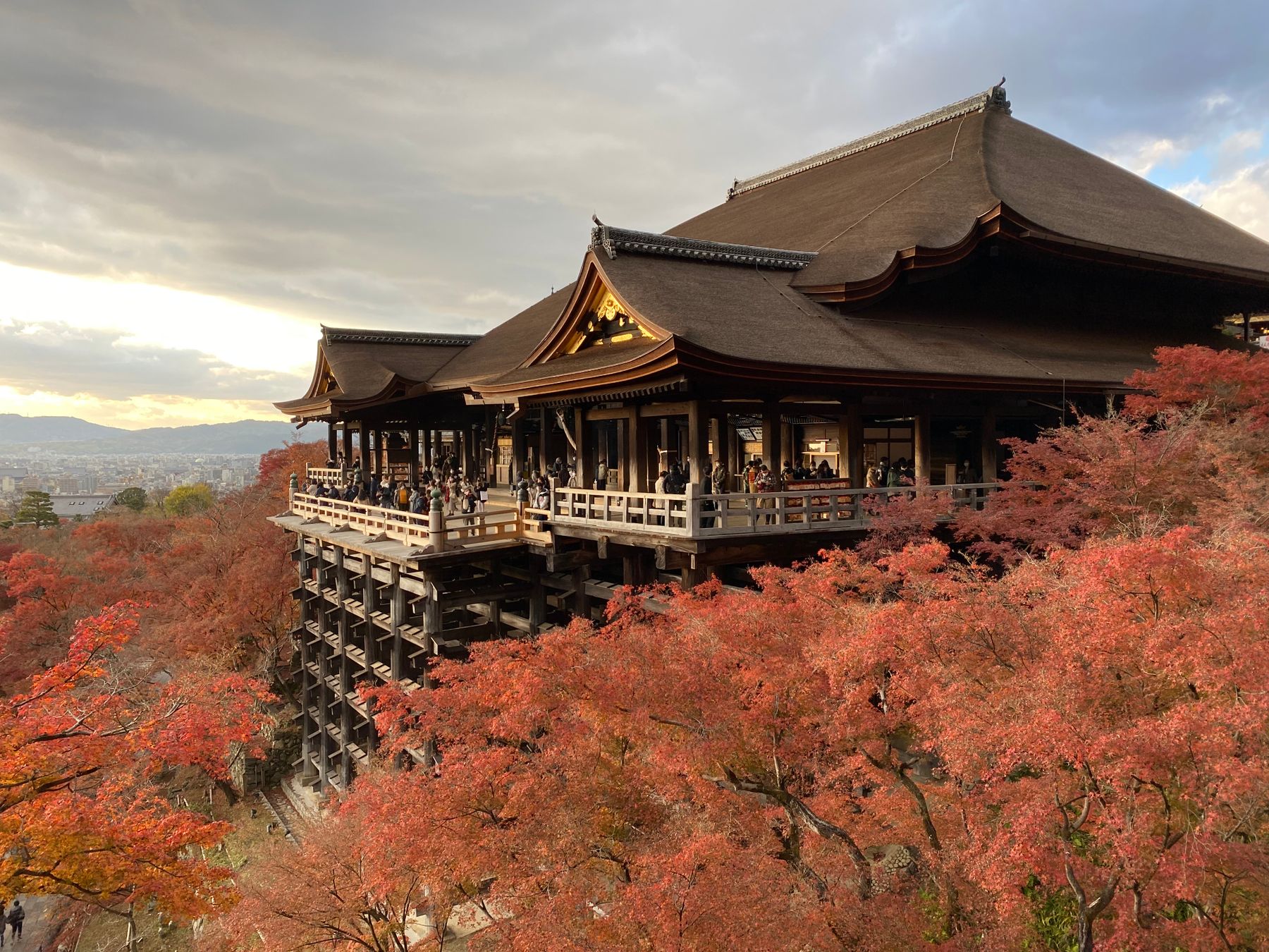 Sắc lá thu quanh Kiyomizu-dera, Kyoto.