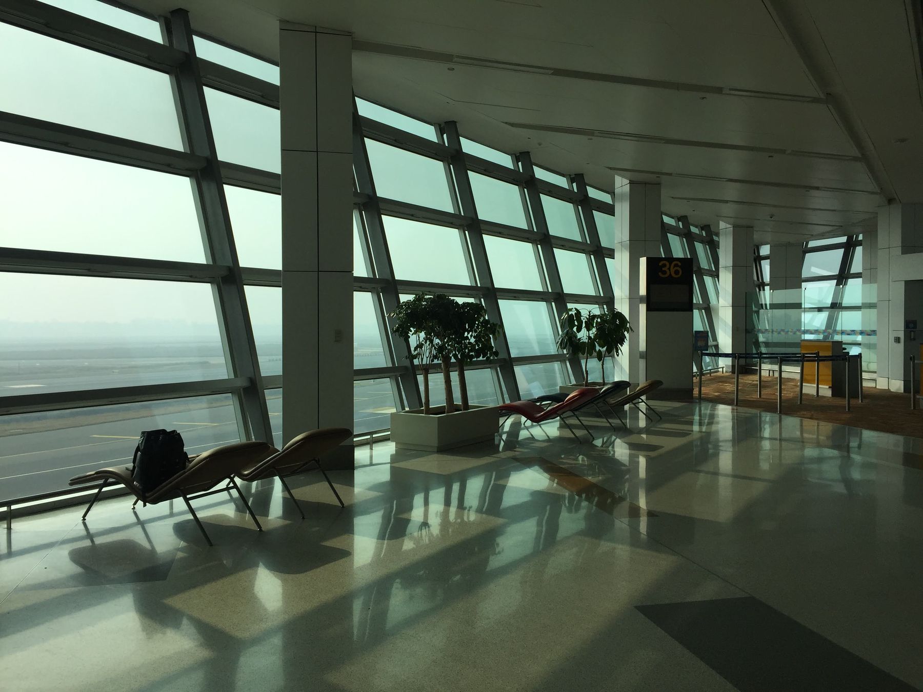Khu chờ sân bay: ảnh minh họa cho ngày di chuyển, không phải giao diện TDAC.