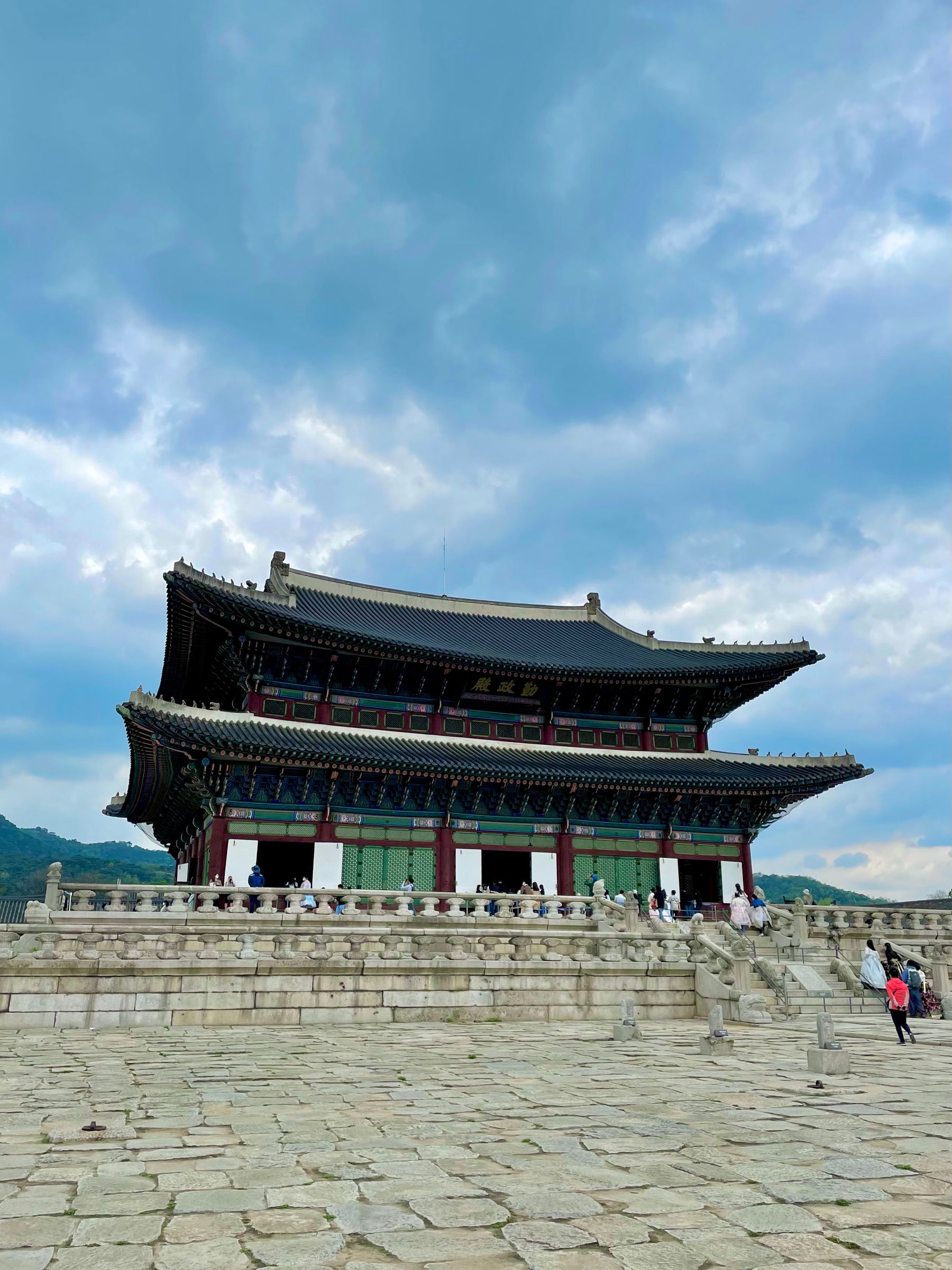 Kiến trúc cung điện dưới bầu trời Seoul.