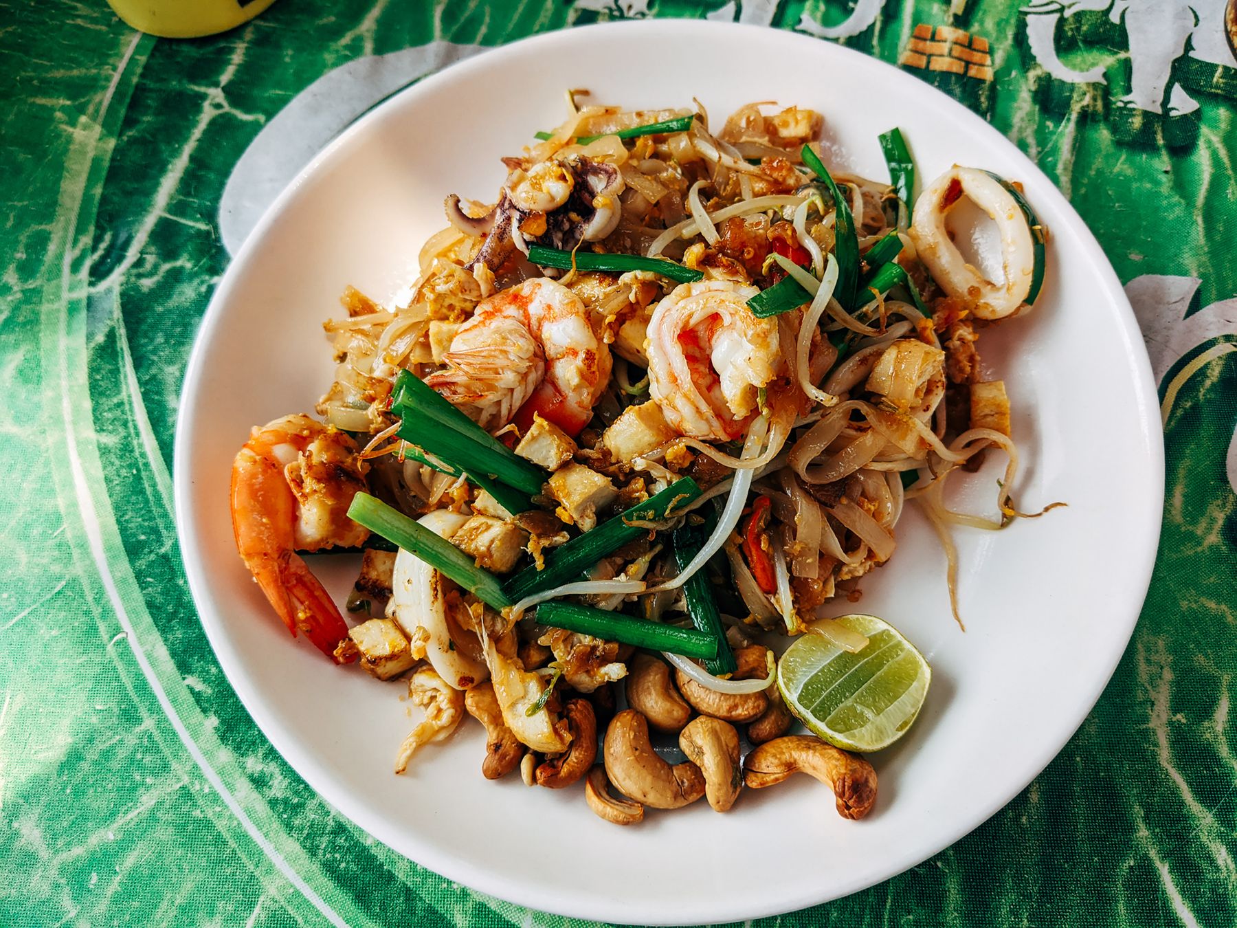 Một đĩa pad Thai; ảnh minh họa món ăn, không phải gợi ý nhà hàng cụ thể.