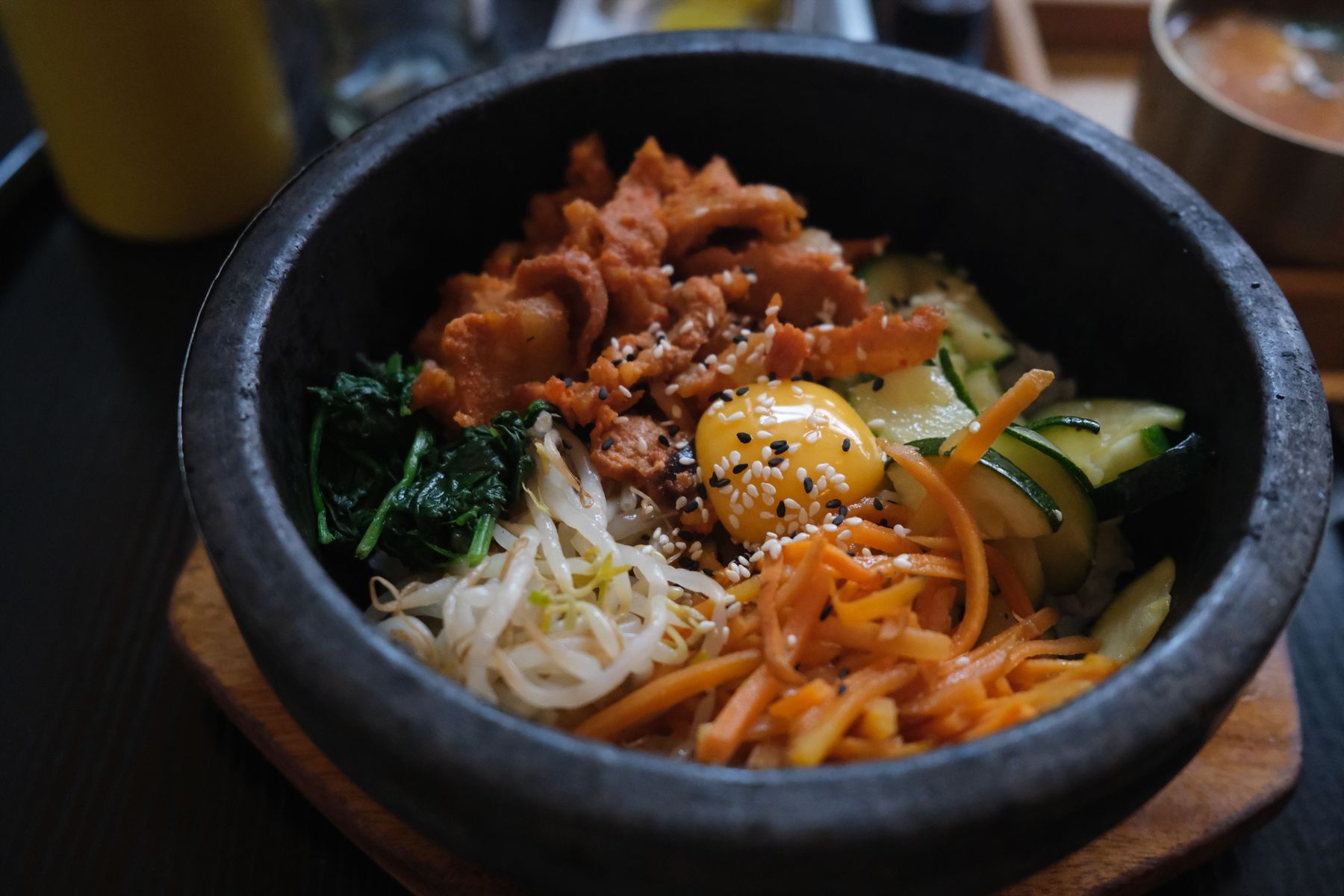 Bibimbap trong bát đá: ảnh minh họa ẩm thực Hàn Quốc.