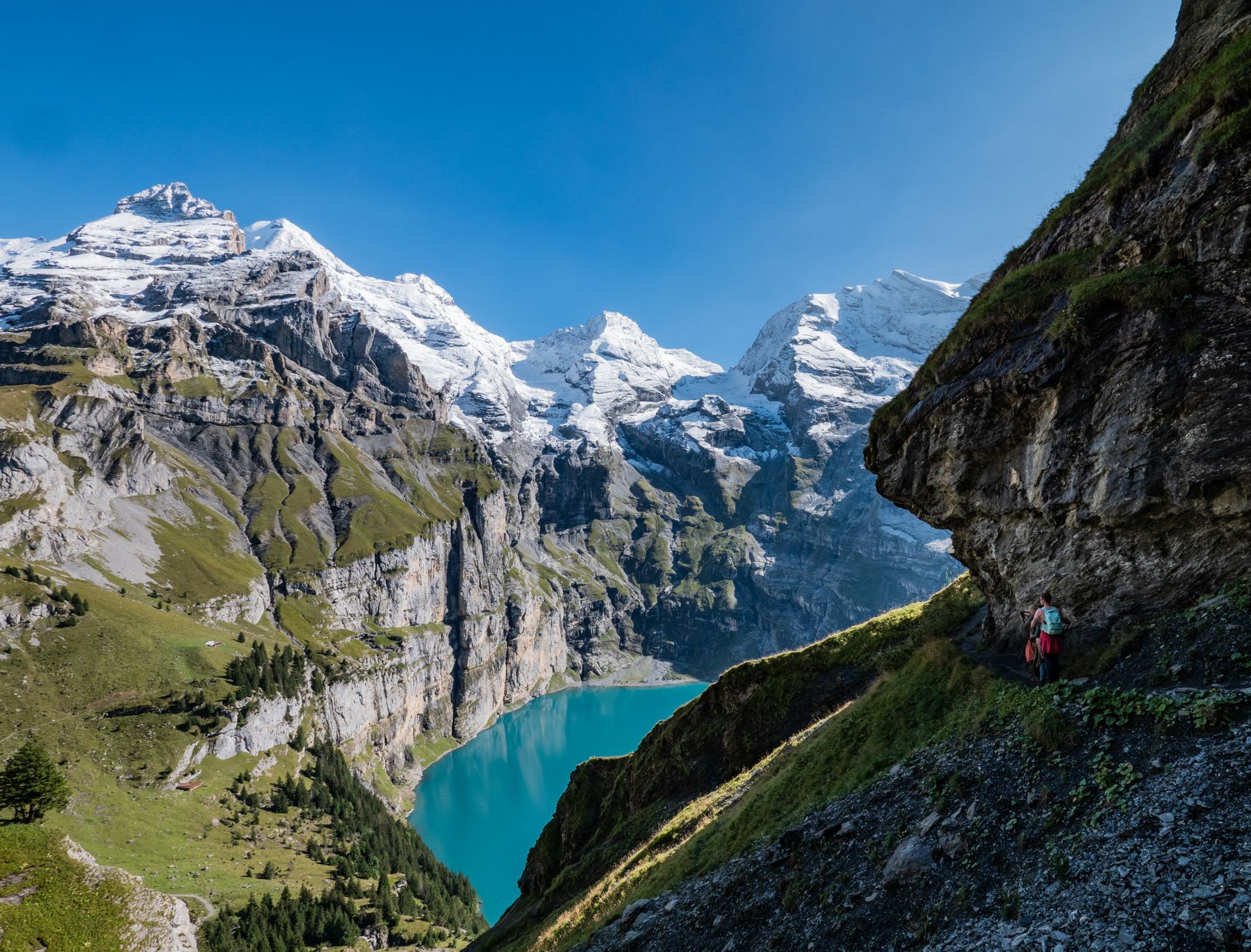 Đường núi nhìn xuống hồ Oeschinen trong vùng Bernese Alps.