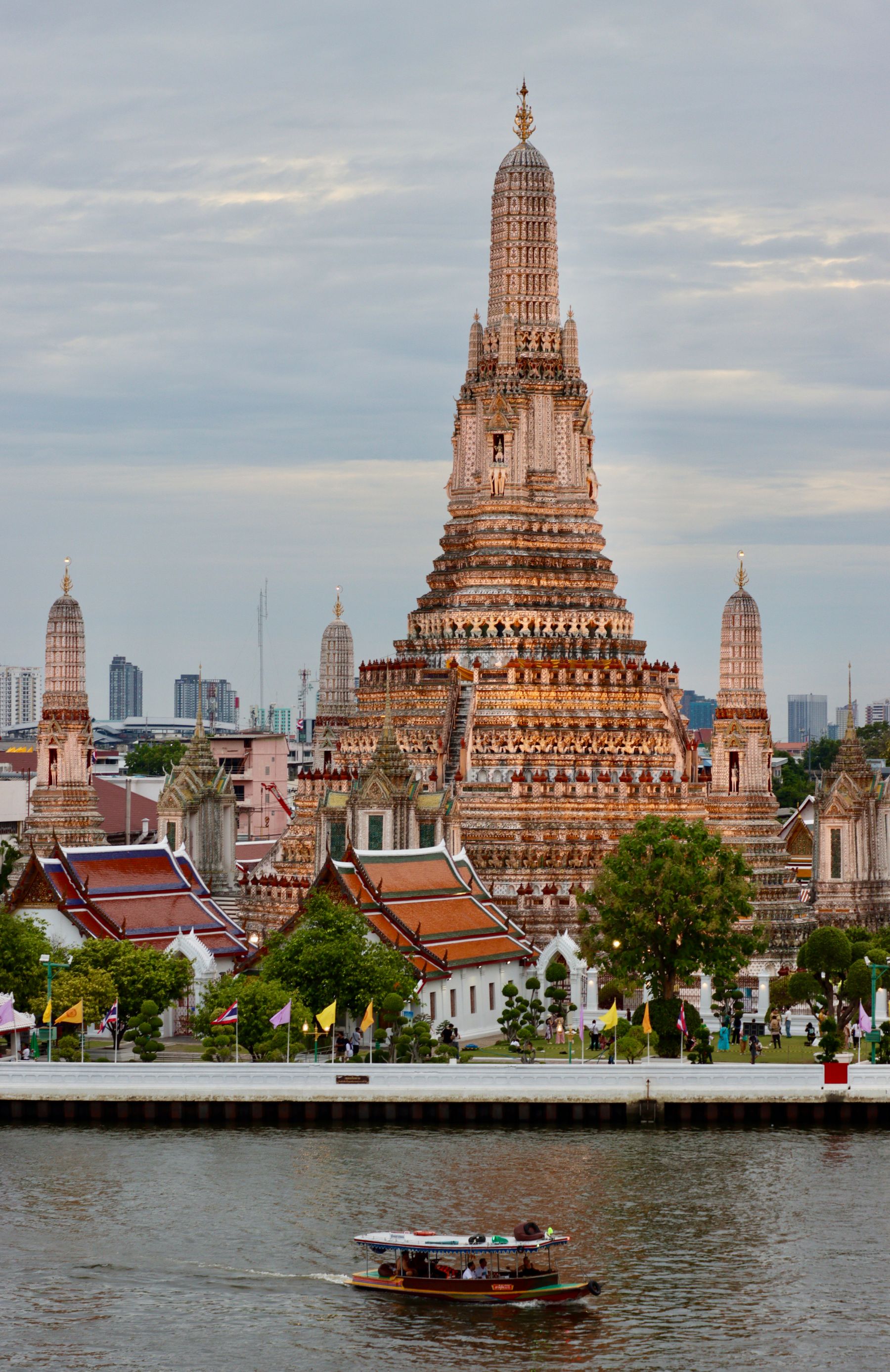 Wat Arun bên dòng Chao Phraya.