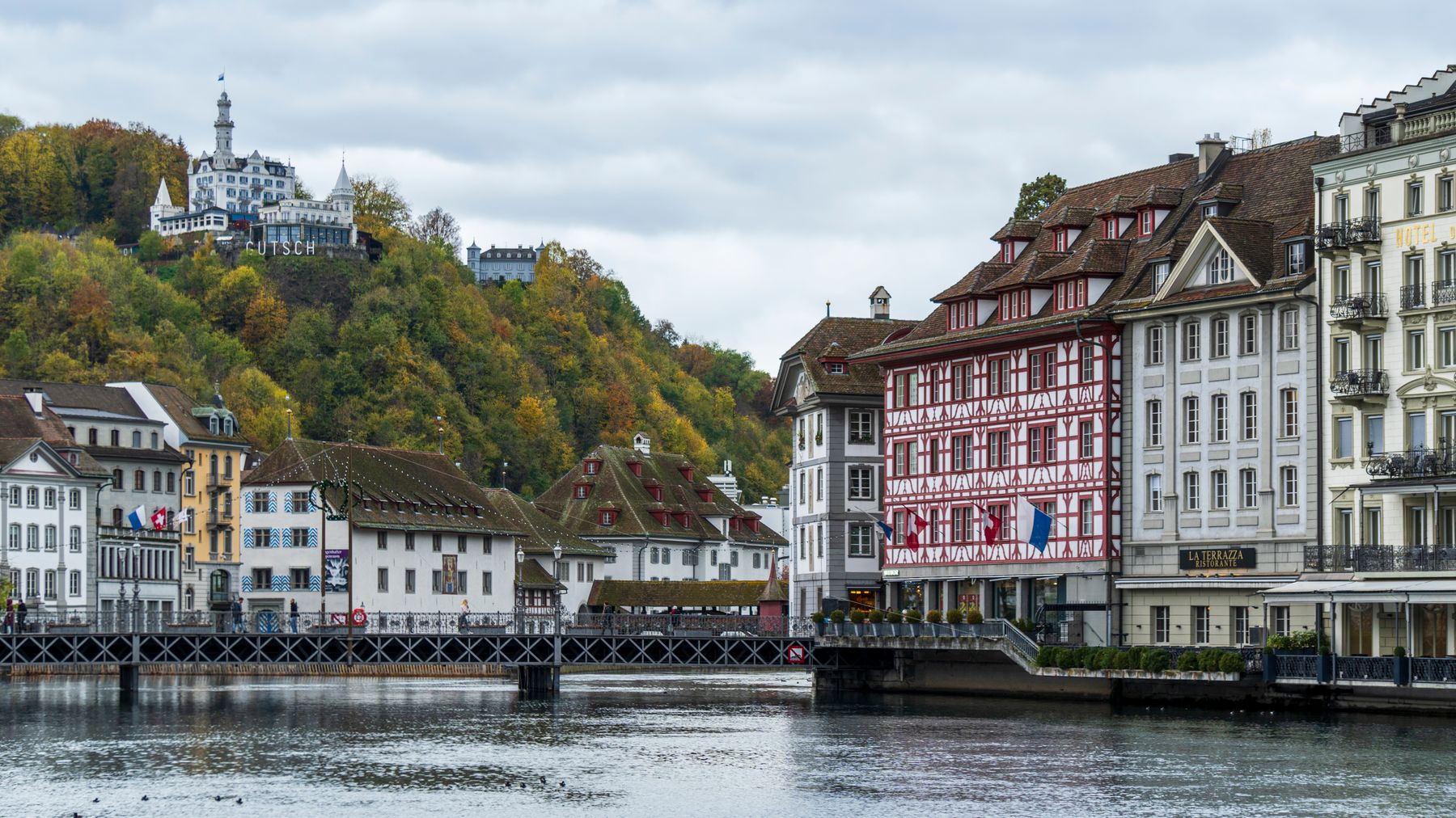 Lucerne và cây cầu gỗ ven sông ở Thụy Sĩ.