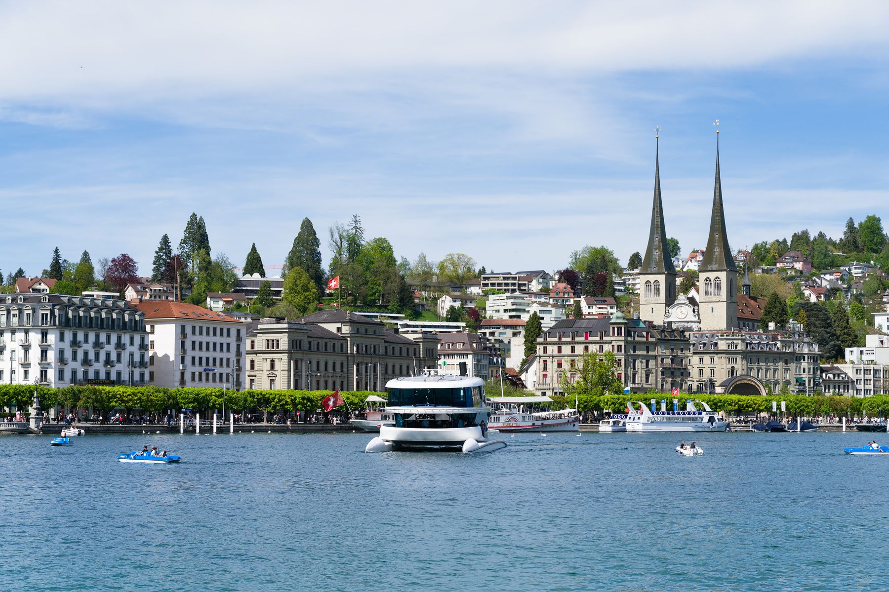 Mặt hồ và bến thuyền ở Lucerne, Thụy Sĩ.