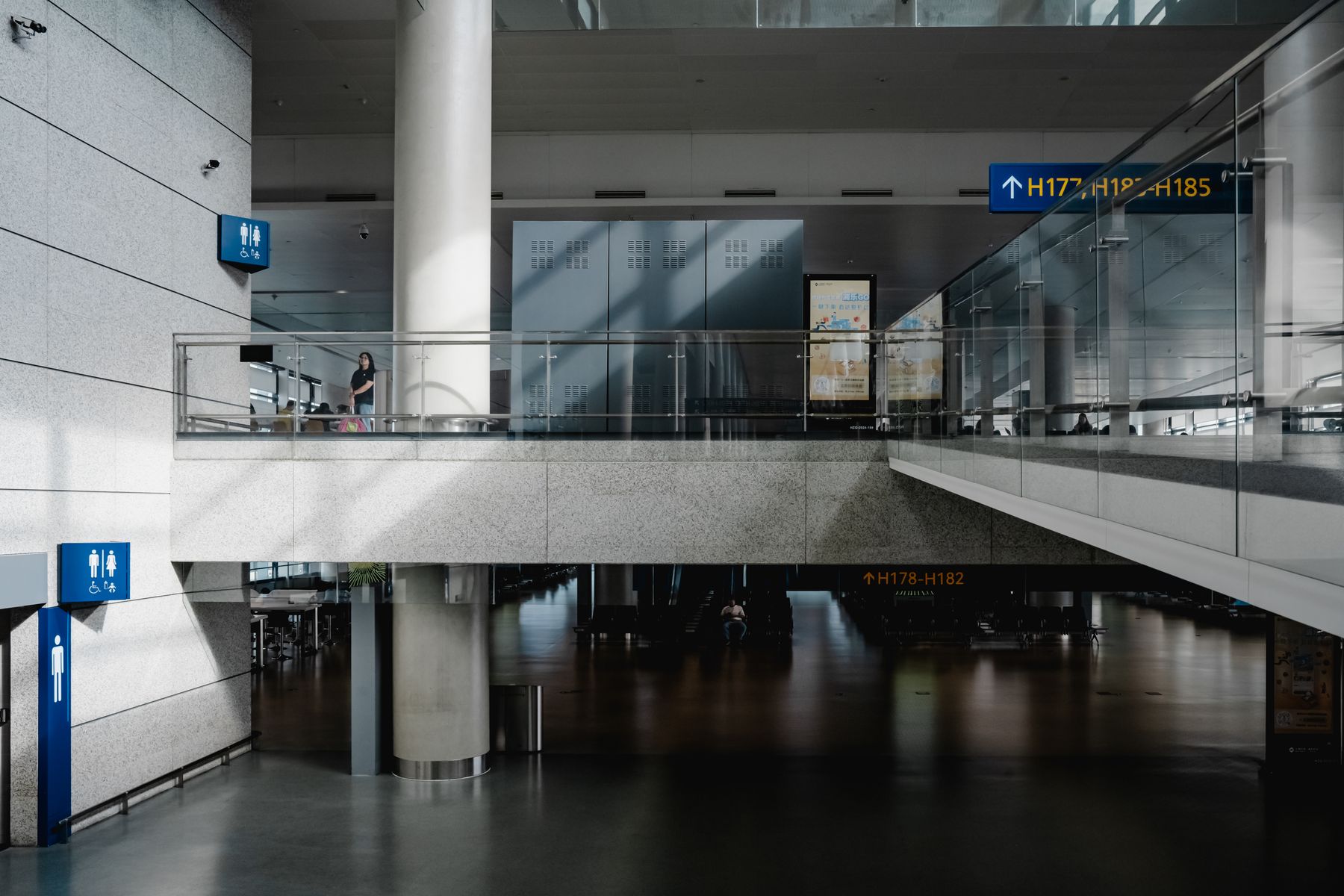 Không gian sân bay ở Shanghai; ảnh minh họa chặng di chuyển, không phải cửa khẩu Schengen.