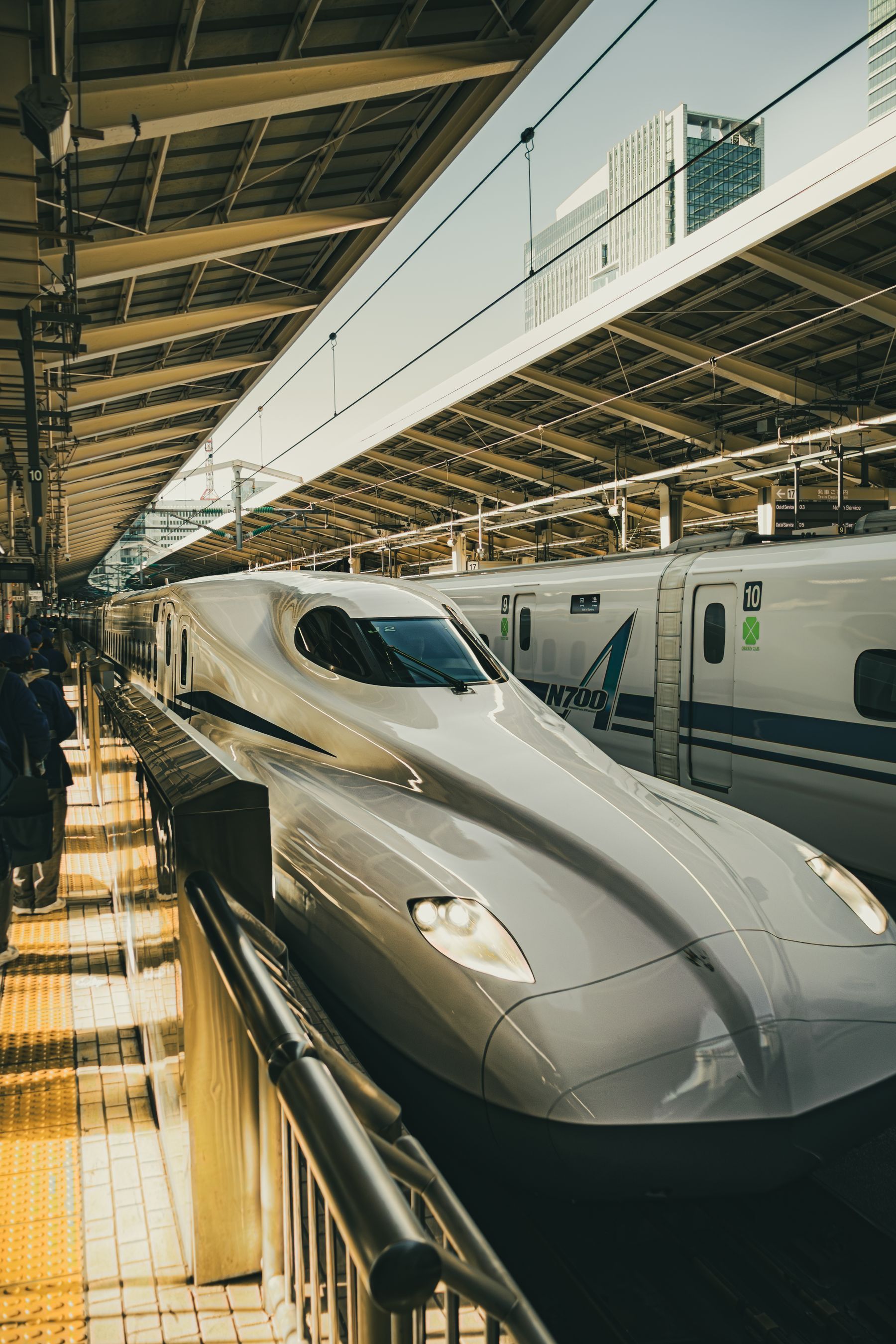 Tàu Shinkansen tại ga Tokyo.