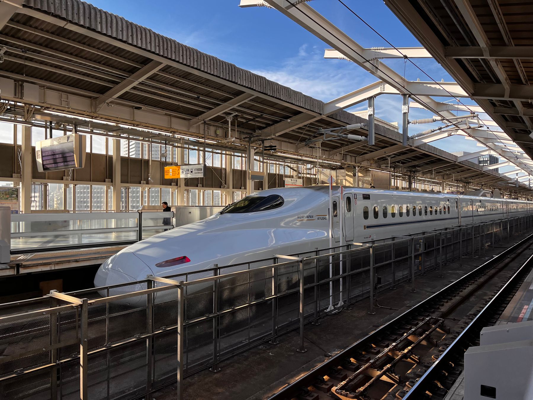 Tàu cao tốc tại ga ở Osaka.