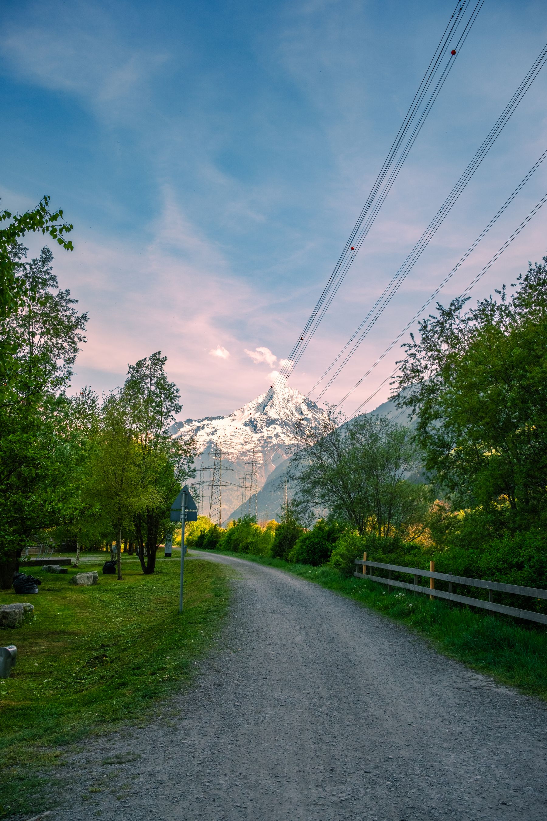 Một con đường vùng Alps dẫn tầm nhìn về phía núi.