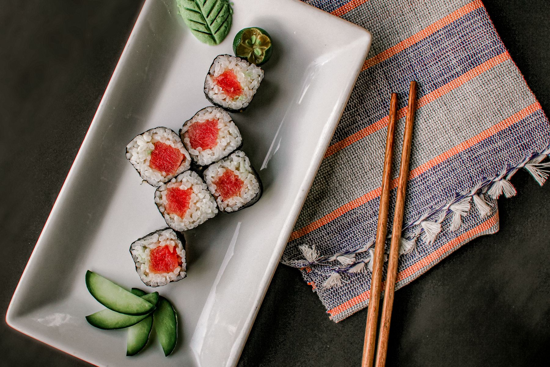 Một đĩa sushi cuộn dùng để minh họa cách chọn khẩu phần.