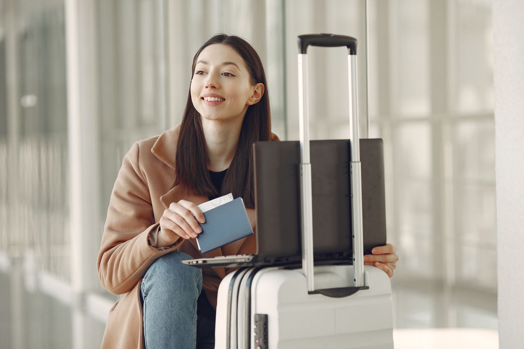 Chuẩn bị thiết bị và giấy tờ cho chuyến đi; ảnh minh họa hành khách.
