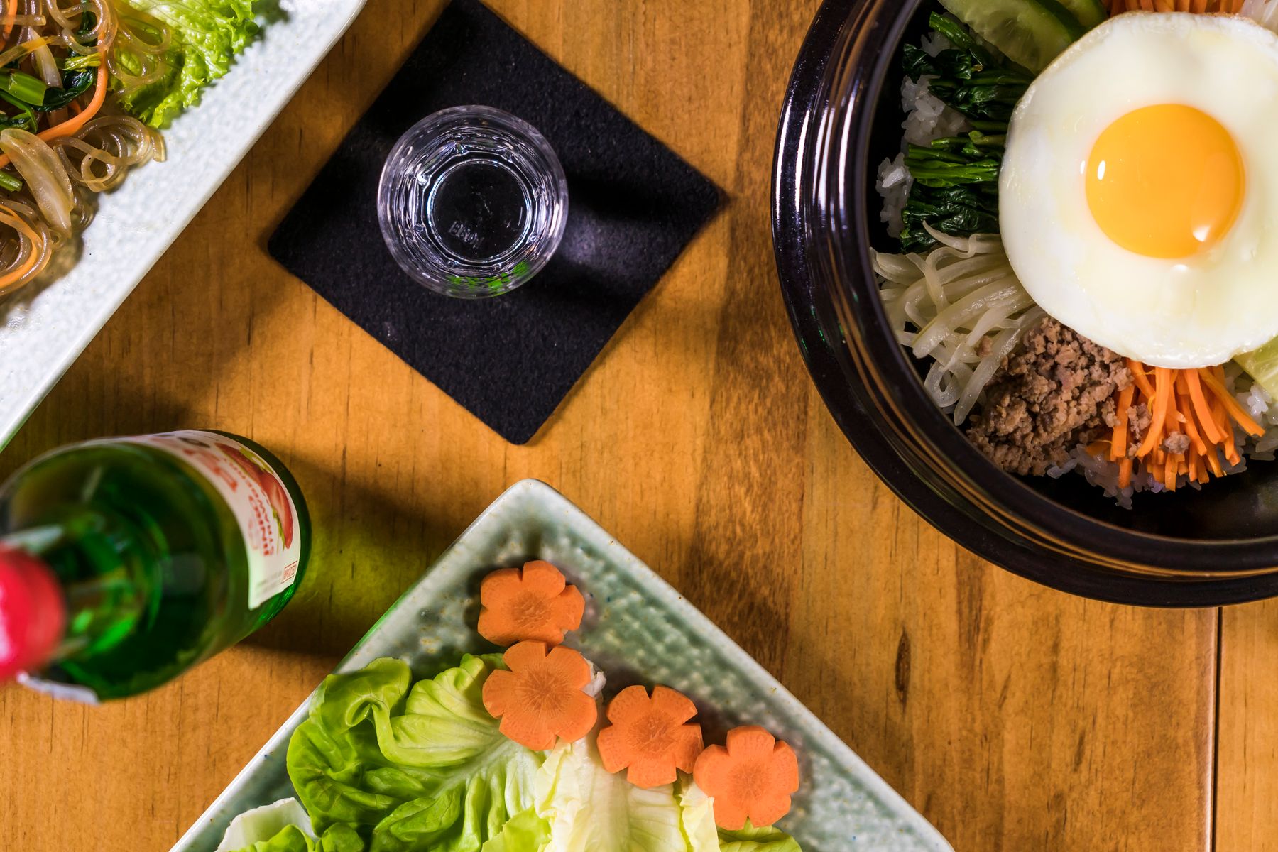 Nhiều món Hàn trong một bữa ăn; ảnh minh họa, không đại diện cho thực đơn nhà hàng cụ thể.