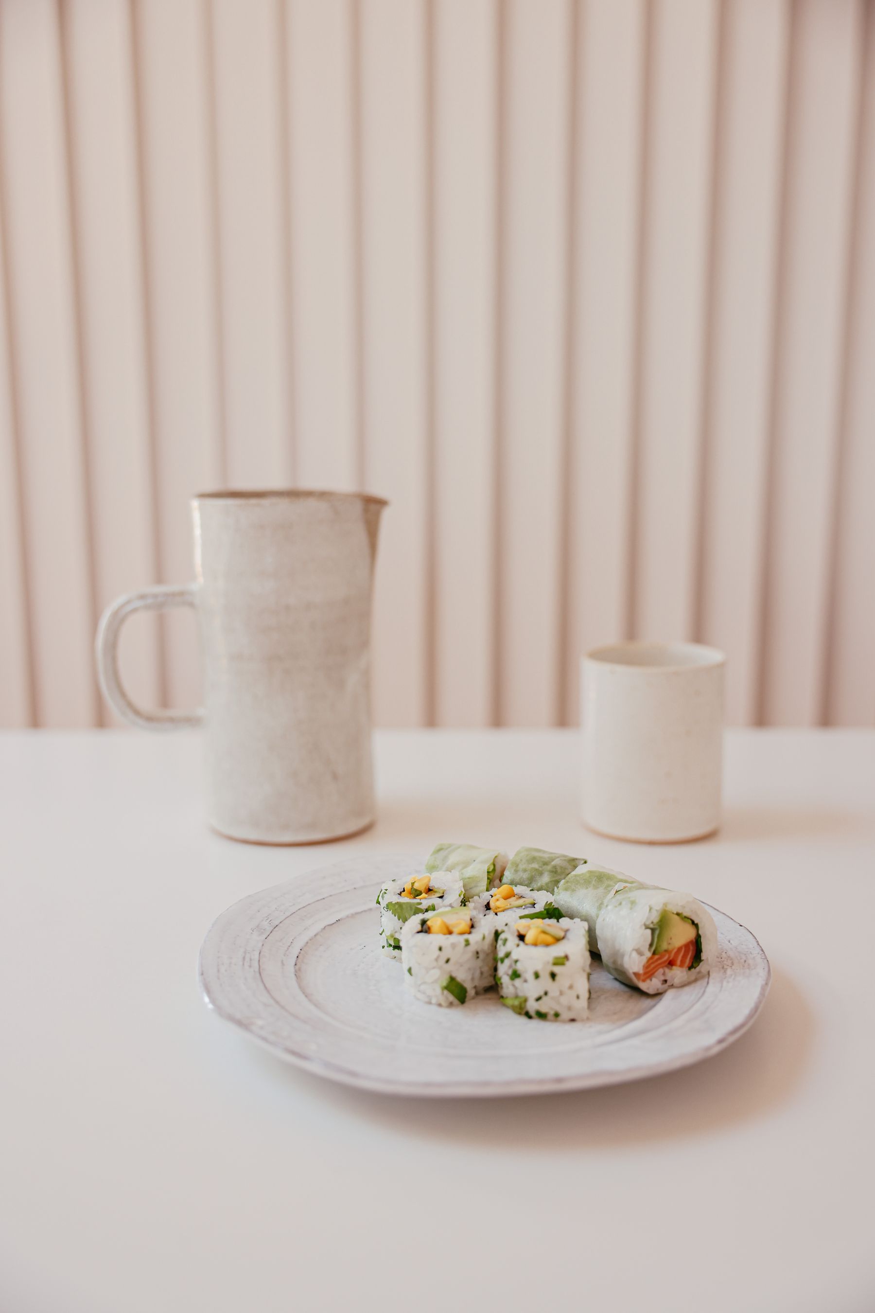 Sushi trong một bố cục bàn ăn giản dị; ảnh minh họa món ăn.