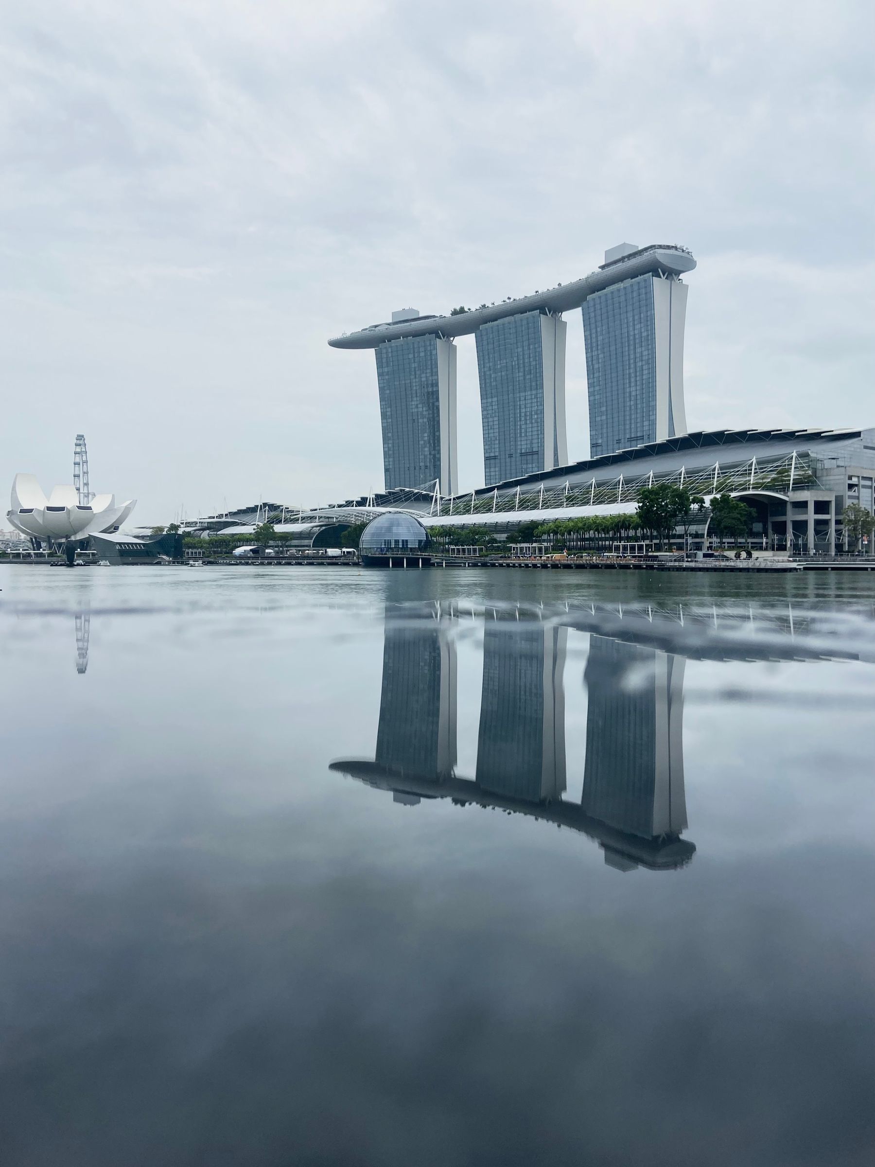 Marina Bay Sands phản chiếu trên mặt nước.
