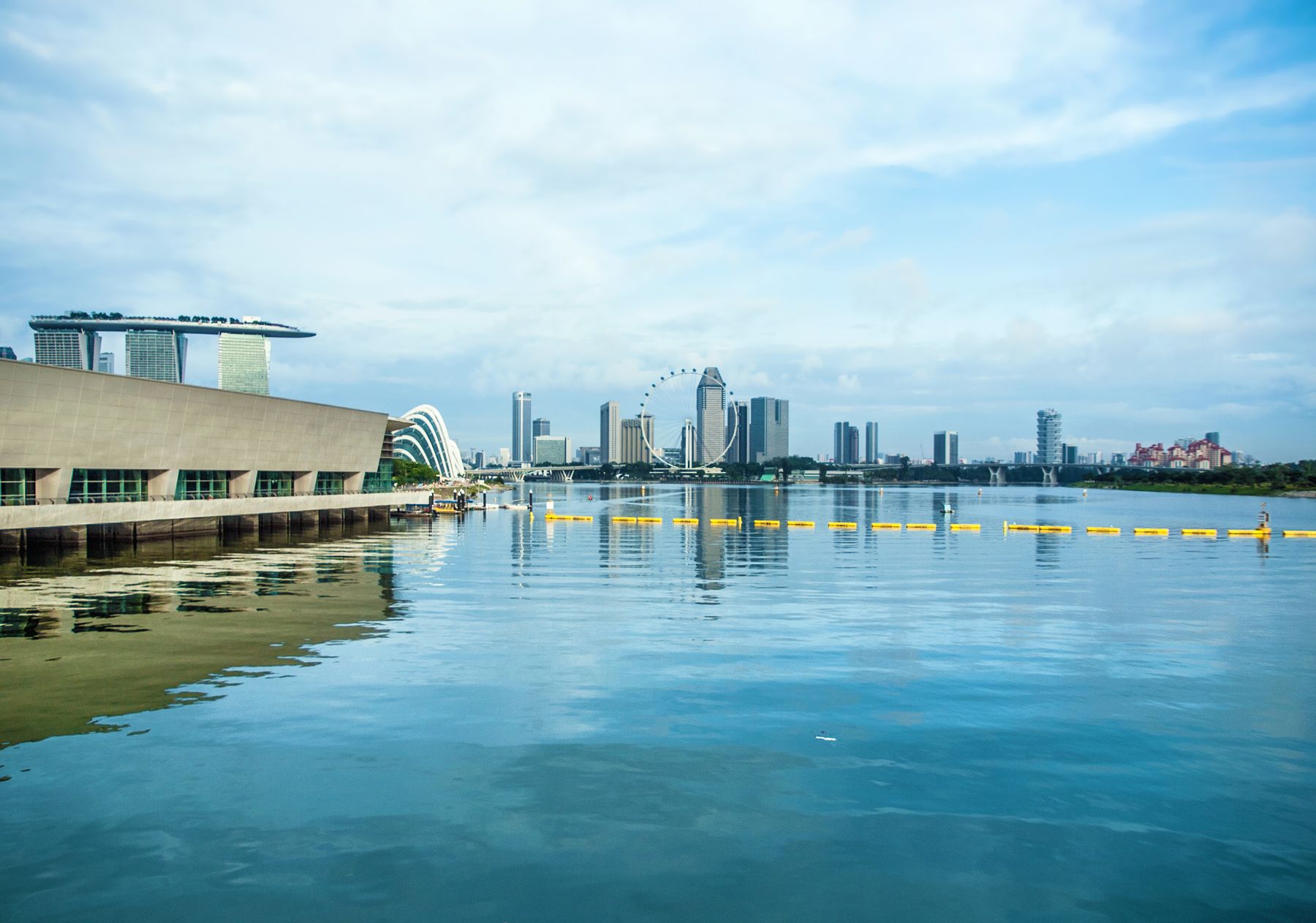 Khoảng nước thoáng và đường chân trời Singapore.